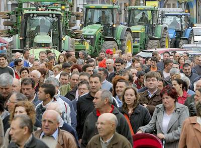 Manifestación de ganaderos en Ordes (A Coruña) para pedir medidas de apoyo al sector.
