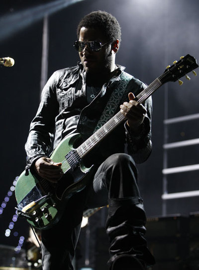 Lenny Kravitz estrenó anoche con un concierto la Caja Mágica.