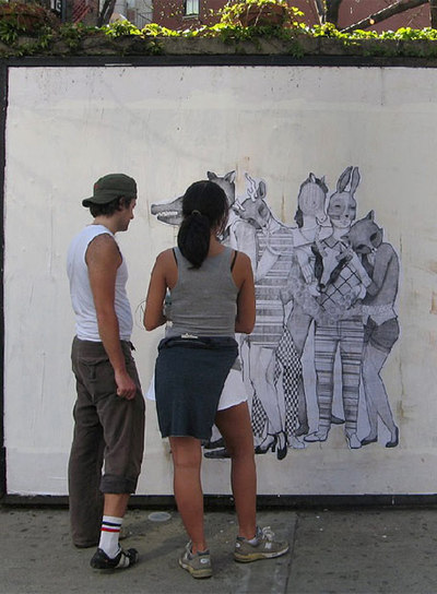 Dibujos en una valla publicitaria en la Avenida A.