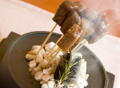  Yakitoris  de atún al humo de romero fresco.