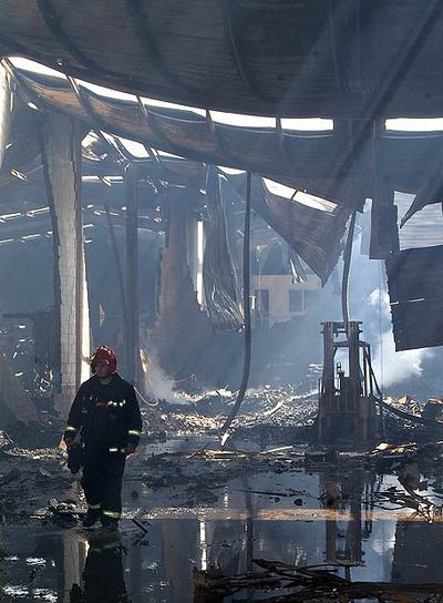 Una de las naves incendidadas, ayer, en el polígono de Meicende, en A Coruña.