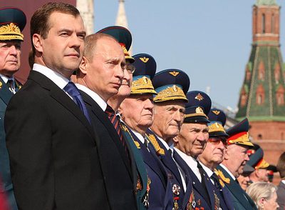 Medvédev y Putin presencian el desfile del Día de la Victoria junto con veteranos de la II Guerra Mundial.