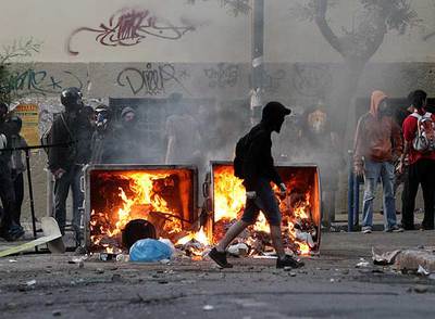 Manifestantes antirracistas se enfrentan a la policía en Grecia