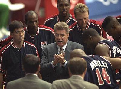 Chuck Daly, rodeado por John Stockton, Craig Drexler, Karl Malone, Larry Bird, Scottie Pippen, Magic Johnson y Charles Barkley, miembros del  dream team  que arrasó en los Juegos de Barcelona.