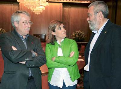 Ignacio Fernández Toxo, Soraya Sáenz de Santamaría y Cándido Méndez, el  pasado miércoles en Madrid.