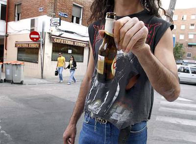 A las 8.05, frente al bar Europa, pionero en la aplicación de la    ley seca,  un joven busca un lugar para seguir bebiendo alcohol.