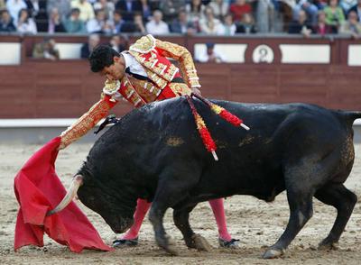Pase del diestro Iván Vicente durante la corrida de ayer en Las Ventas.