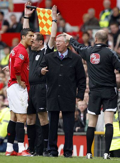 Cristiano Ronaldo muestra su malestar al ser sustituido.