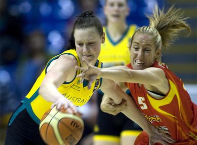 Marta Fernández, con camiseta roja, en un partido con la selección española.