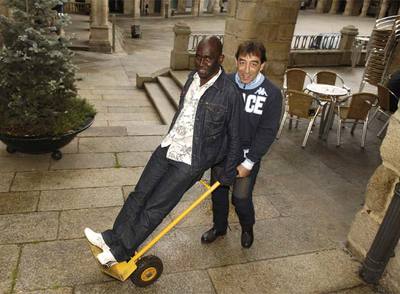 El senegalés Omar Diallo con el orensano Maxi Cid, artífices de un proyecto de colaboración con un hospital africano.