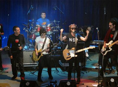 Los miembros de El Hombre Linterna, acompañados de los componentes de Pereza (en el centro), en la presentación de su primer disco.