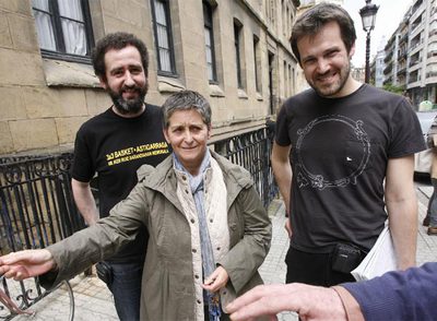 Mariasun Pagoaga, junto a Jon Garaño (a la izquierda) y José Mari Goenaga, ayer, en San Sebastián.