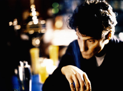 Antonio Vega, fotografiado en 2005 en El Penta, bar madrileño que el cantante citó en su mayor éxito,  La chica de ayer. 