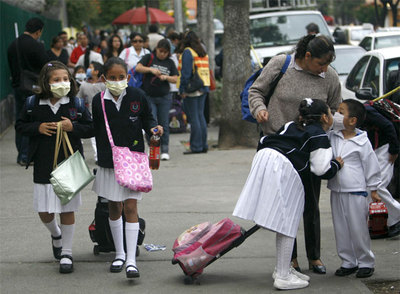 Estudiantes se protegen con mascarillas para asistir a clase en Ciudad de México.