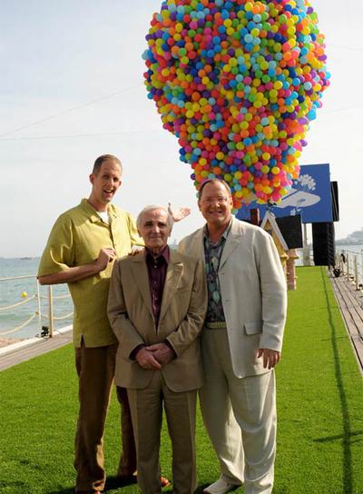 De izquierda a derecha, el director de  Up,  Pete Docter; Charles Aznavour, doblador en Francia del filme, y el productor John Lasseter, en Cannes.