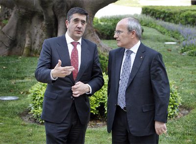 El  lehendakari  López (a la izquierda), durante la reunión que mantuvo ayer en Valencia con el presidente catalán, José Montilla.