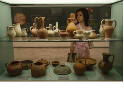 Una visitante en la muestra sobre el pasado andalusí de Málaga.