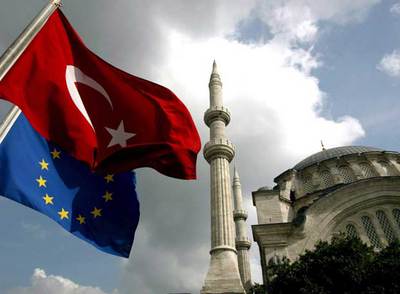 La bandera turca y la de la Unión Europea ondean juntas en Estambul el 4 de octubre de 2005, día de la apertura de las negociaciones de adhesión.