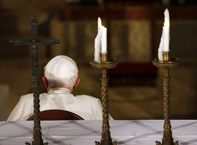 El papa Benedicto XVI reza en la iglesia de la Anunciación en Nazaret.