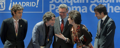 De izquierda a derecha, José Tomás, Joaquín Sabina, Alberto Ruiz-Gallardón, Paloma O'Shea y Raúl, tras recibir las medallas de oro en el Ayuntamiento de Madrid.