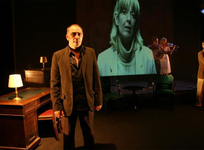 Pep Tosar, director y actor en  Molts records per Ivanov , en una escena del montaje.