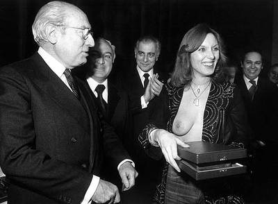 Enrique Tierno Galván y Susana Estrada, en la entrega de los premios del diario  Pueblo  en 1978.