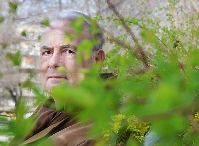 Patrick Modiano (Boulogne-Billancourt, 1945), autor de  En el café de la juventud perdida, Calle de las tiendas oscuras, Dora Bruder  y  Un pedigrí , fotografiado en París. 