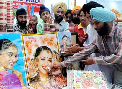  Fans  de la actriz Madhuri Dixit celebraban ayer su 42 cumpleaños en Amritsar (noroeste de India).