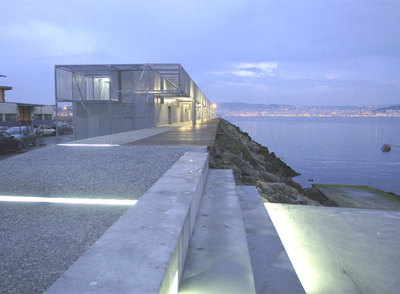 Casetas de pescadores en la boca de la ría de Vigo, proyectadas por Jesús Irisarri y Guadalupe Piñera.