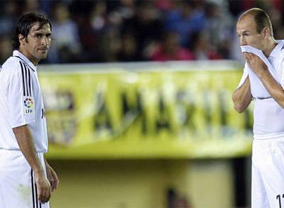 Raúl y Robben, tras uno de los goles del Villarreal.