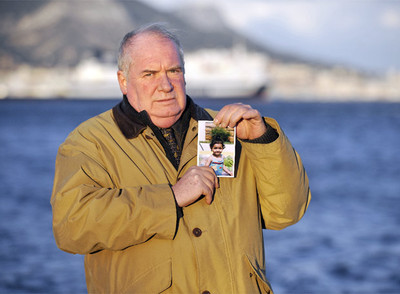 Jacques Scharbook muestra una foto de su hija Sophie.