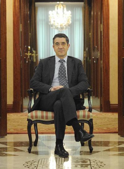 Patxi López, sentado en la sala principal de su despacho en la  Lehendakaritza. 