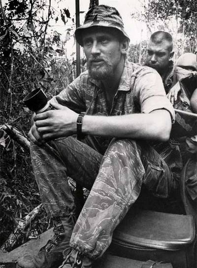 Van Es con soldados estadounidenses en Quan Loi (Vietnam) en 1975.