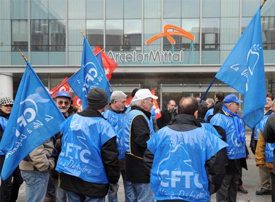 Protesta de trabajadores de ArcelorMittal en la sede que la compañía tiene en París.