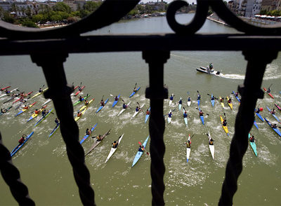 Un millar de piraguas invaden el Guadalquivir