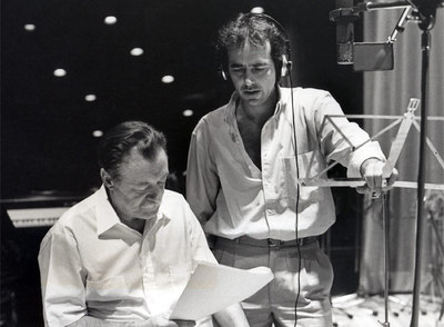 Mario Benedetti y Joan Manuel Serrat (derecha), en 1985, durante la grabación de  El sur también existe .