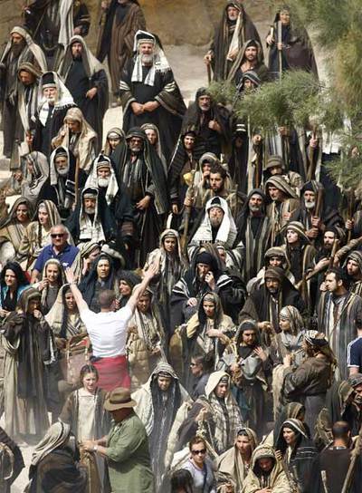 Un grupo de extras atiende las indicaciones durante el rodaje de  Ágora .