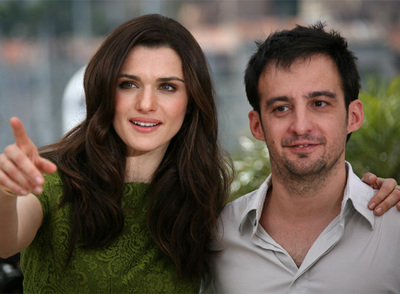 La actriz Rachel Weisz posa junto al director Alejandro Amenábar durante la presentación de  Ágora  en el Festival de Cannes.