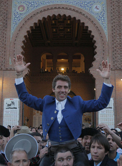 Hermoso de Mendoza sale por la puerta grande.