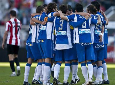 Los jugadores del Espanyol se conjuran para buscar la victoria.
