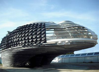 Una casa futurista decorada con cerámica