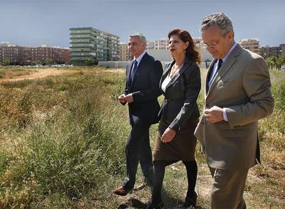 Juan Soto, Carmen Alborch y Vicente González Móstoles, ayer, en Benicalap.