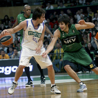 Raúl López trata de eludir a Ricky Rubio.