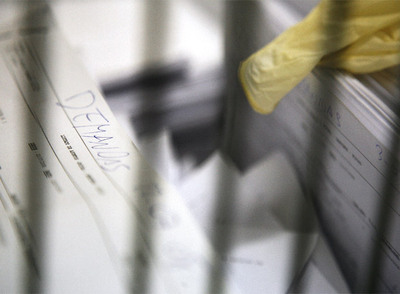 Las demandas recibidas en la sede central de los juzgados de lo social se acumulan en un carrito.