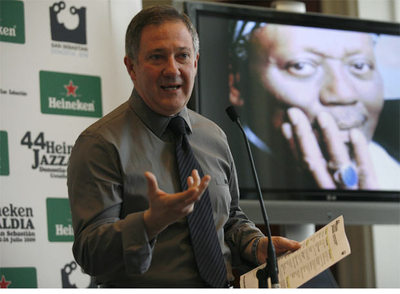 El director del Jazzaldia, Miguel Martín, durante la presentación, ante una imagen de Randy Weston.rnMarlon Dino y Daria Sukhorukova bailan en el Euskalduna.