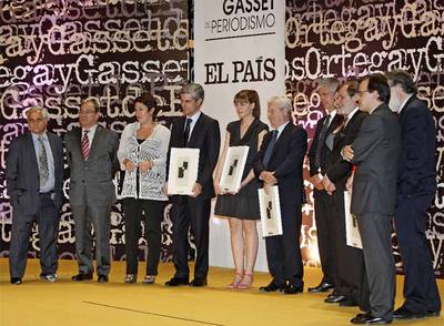 Los ganadores y los miembros del jurado: de izquierda a derecha, Juan Cruz, Jesús Ceberio, Montserrat Domínguez, Adolfo Suárez Illana, Amaya García, Jorge Martínez Reverte, Javier Moreno, Cristina Iglesias, Juan Luis Cebrián, Rosa Conde, Joaquín Estefanía y José María Ridao.
