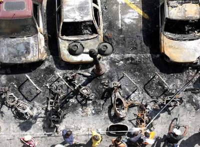 Un incendio provocado destruye seis motos y seis coches en Valencia