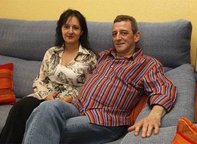 Juan Pablo Urtizberea se recupera en su casa de Irún junto a su esposa, Conchi Miranda.