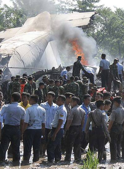Equipos de rescate, junto a  los restos del avión.