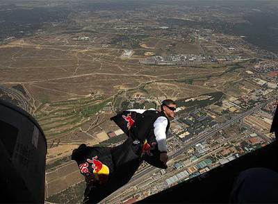 Santi Corella comienza a volar tras lanzarse desde el helicóptero a 1.000 metros de altura.